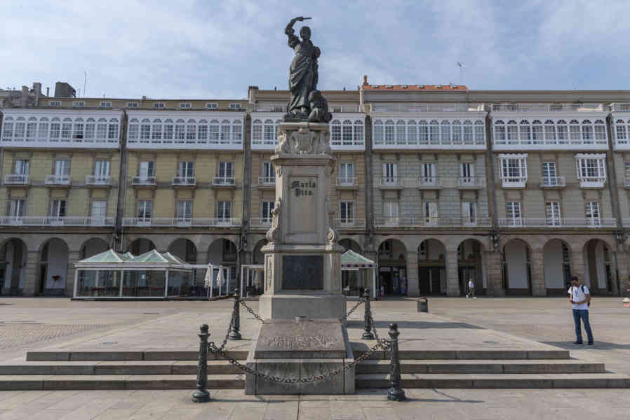A Coruña 04 - plaza de María Pita - monumento a María Pita.jpg